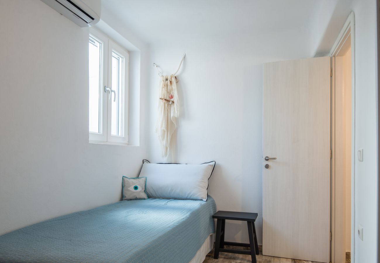 Villa in Xifara - Funky holiday villa with pool, next to the beach