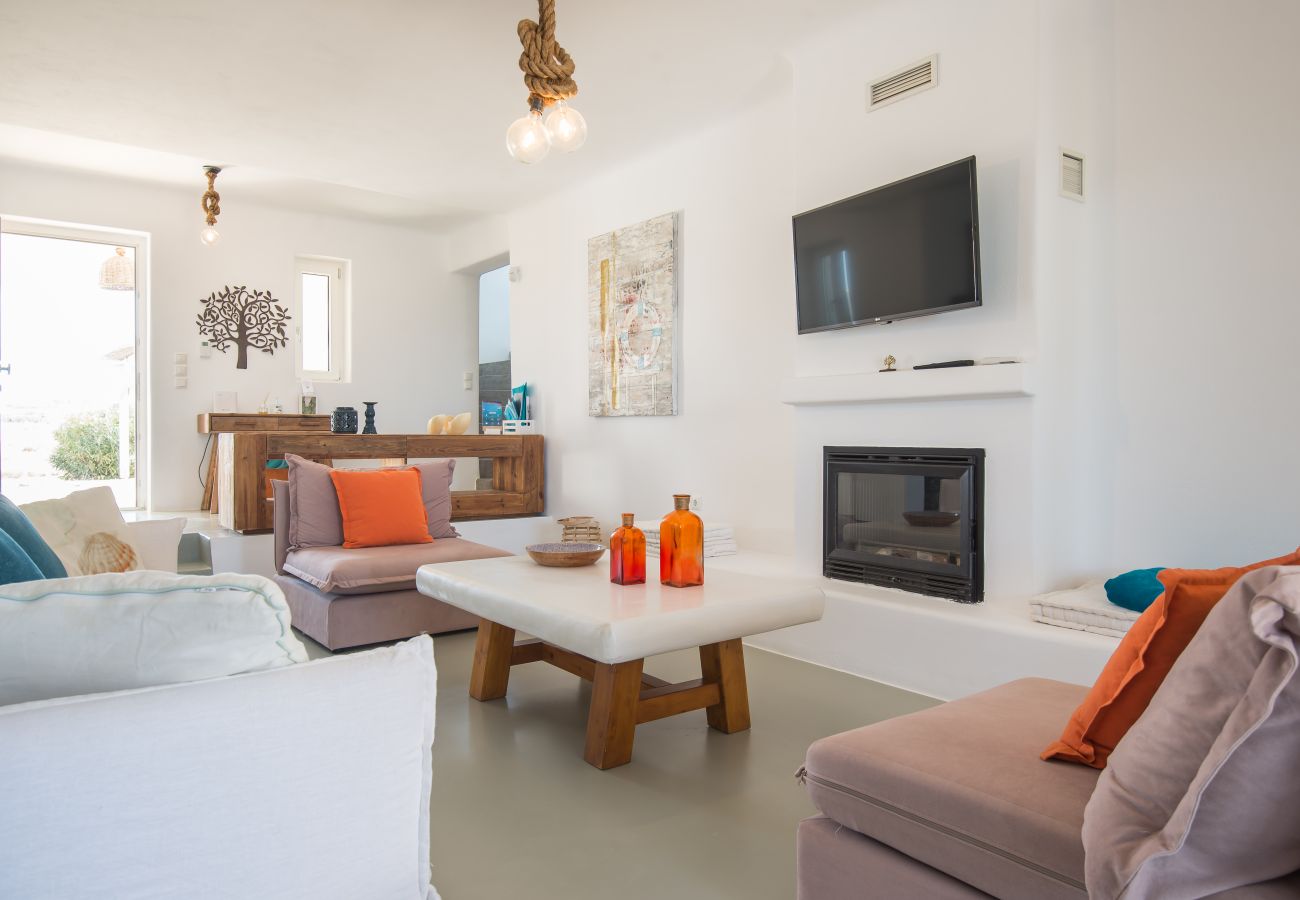 Villa in Xifara - Funky holiday villa with pool, next to the beach