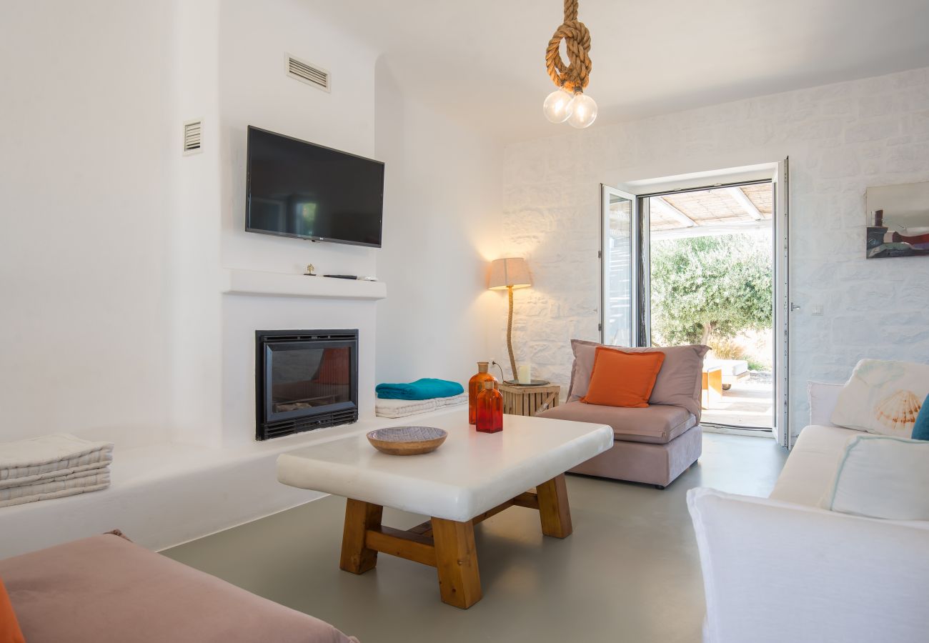 Villa in Xifara - Funky holiday villa with pool, next to the beach