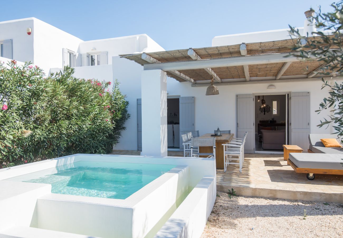 Villa in Xifara - Funky holiday villa with pool, next to the beach