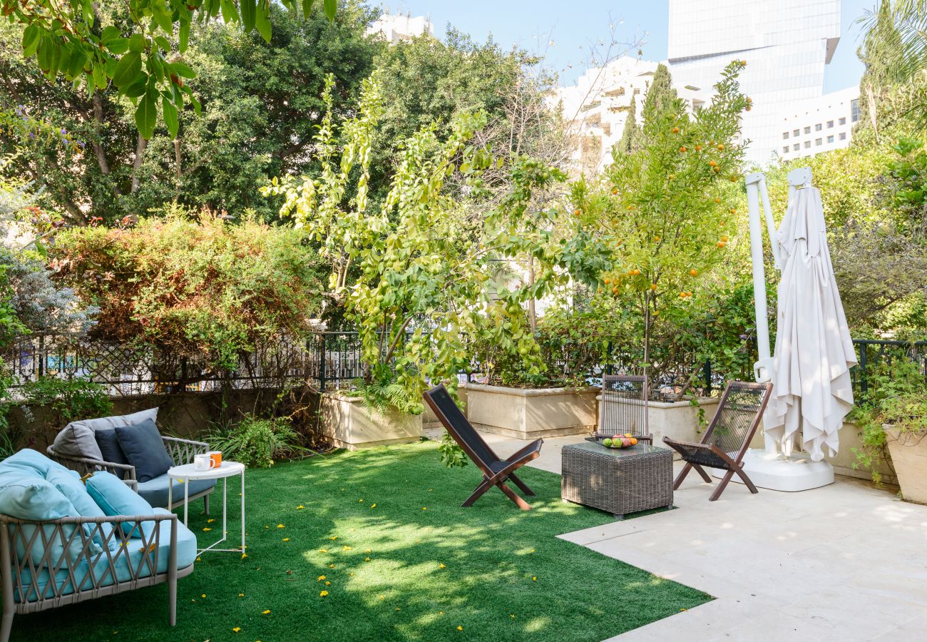 Villa in Ramat Gan - SHELTER in Villa Private Pool & Garden in the City by FeelHome