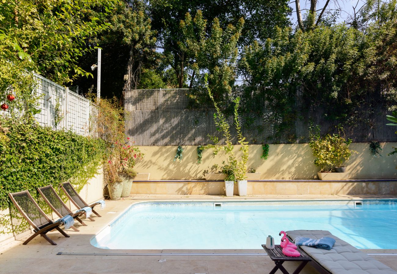 Villa in Ramat Gan - SHELTER in Villa Private Pool & Garden in the City by FeelHome