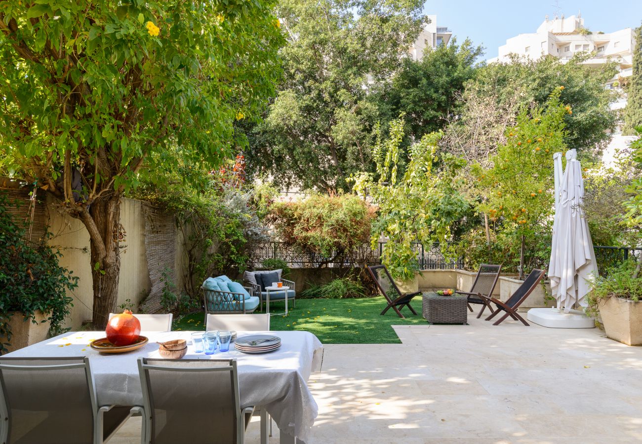 Villa in Ramat Gan - SHELTER in Villa Private Pool & Garden in the City by FeelHome