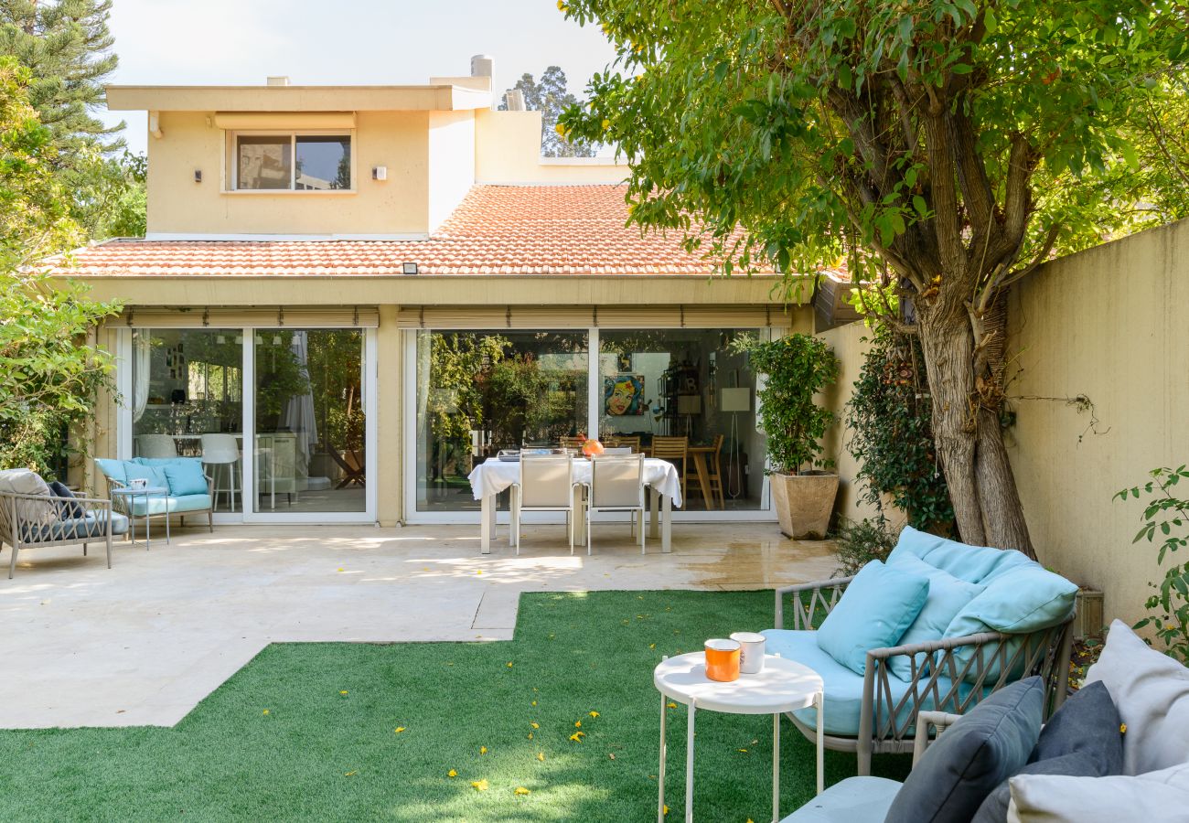 Villa in Ramat Gan - SHELTER in Villa Private Pool & Garden in the City by FeelHome