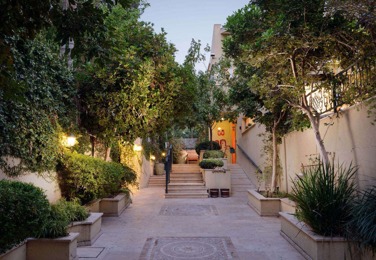Villa in Ramat Gan - SHELTER in Villa Private Pool & Garden in the City by FeelHome