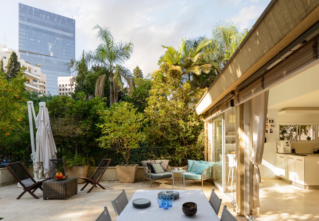 Villa in Ramat Gan - SHELTER in Villa Private Pool & Garden in the City by FeelHome