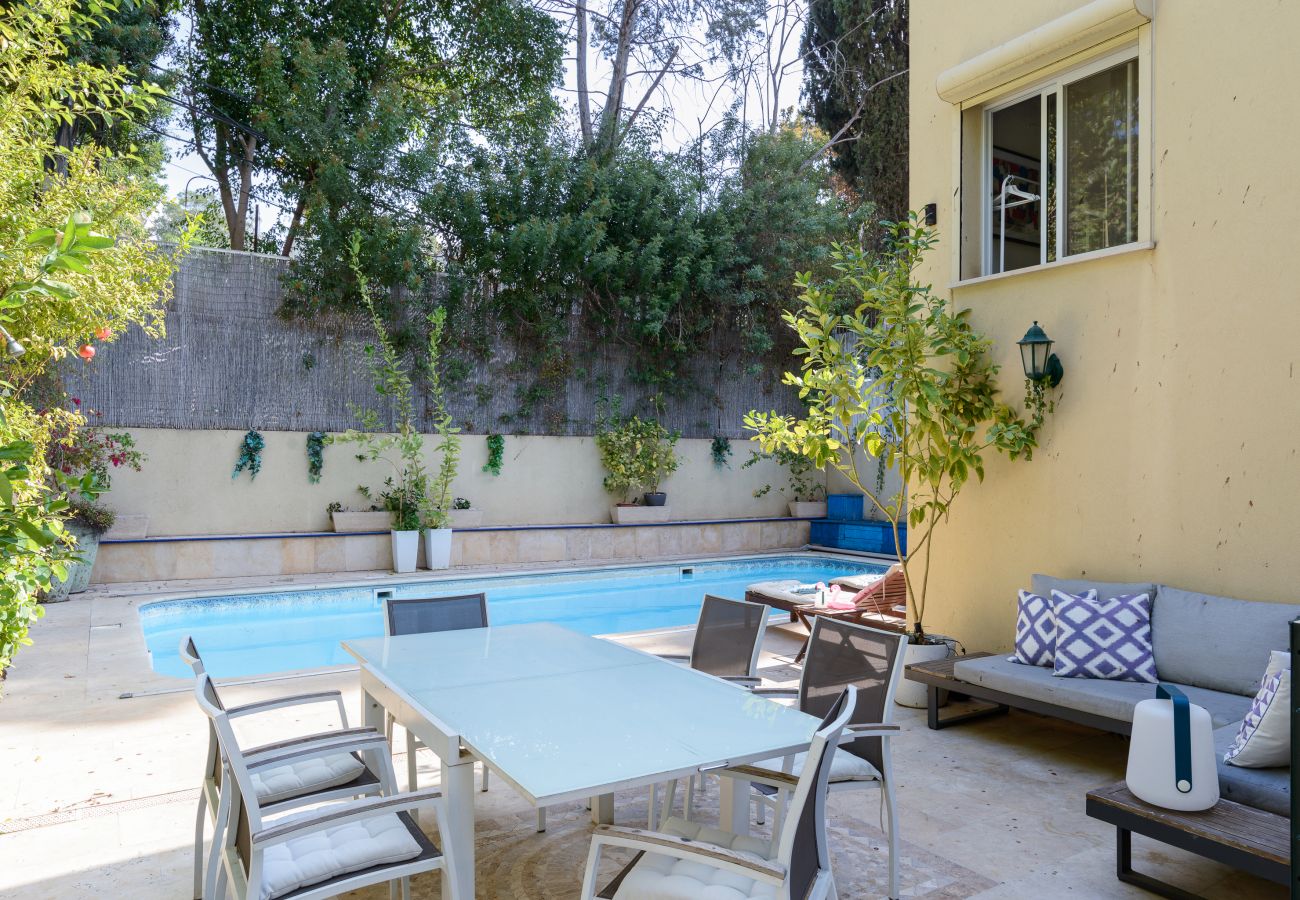 Villa in Ramat Gan - SHELTER in Villa Private Pool & Garden in the City by FeelHome