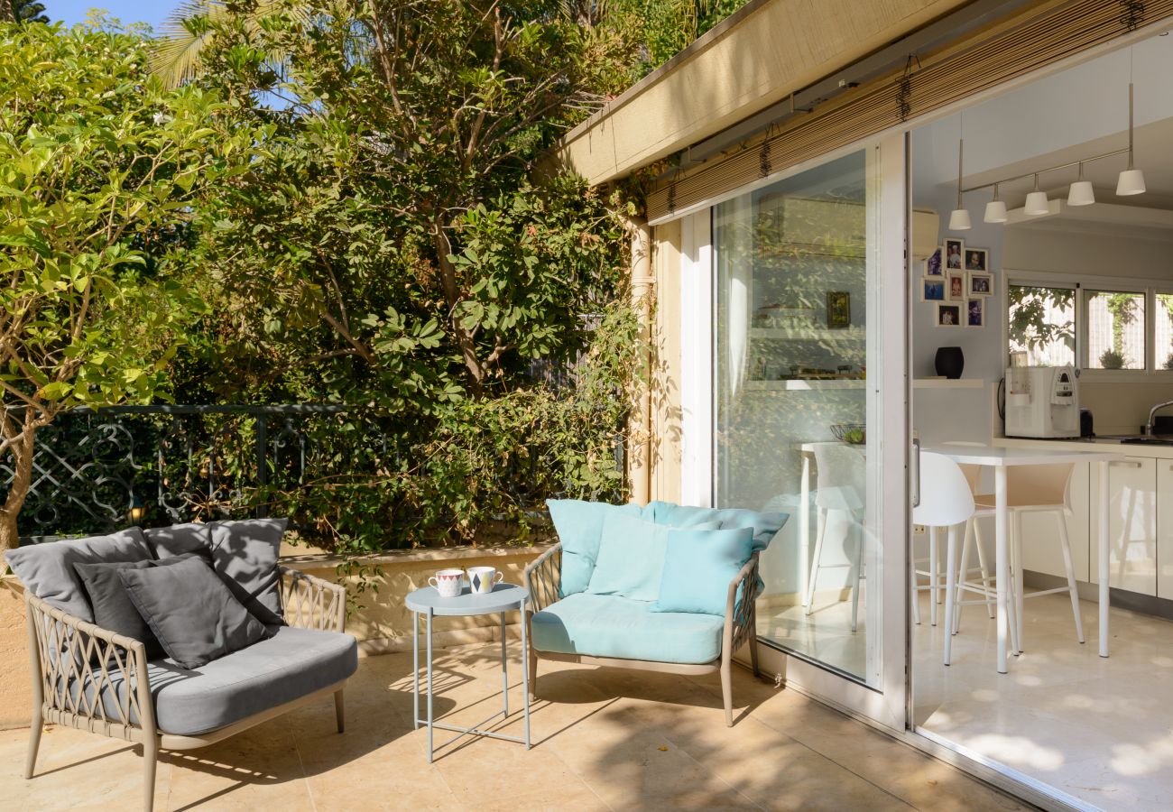 Villa in Ramat Gan - SHELTER in Villa Private Pool & Garden in the City by FeelHome
