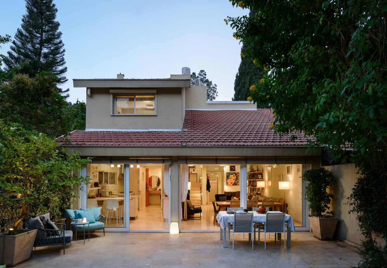 Villa in Ramat Gan - SHELTER in Villa Private Pool & Garden in the City by FeelHome