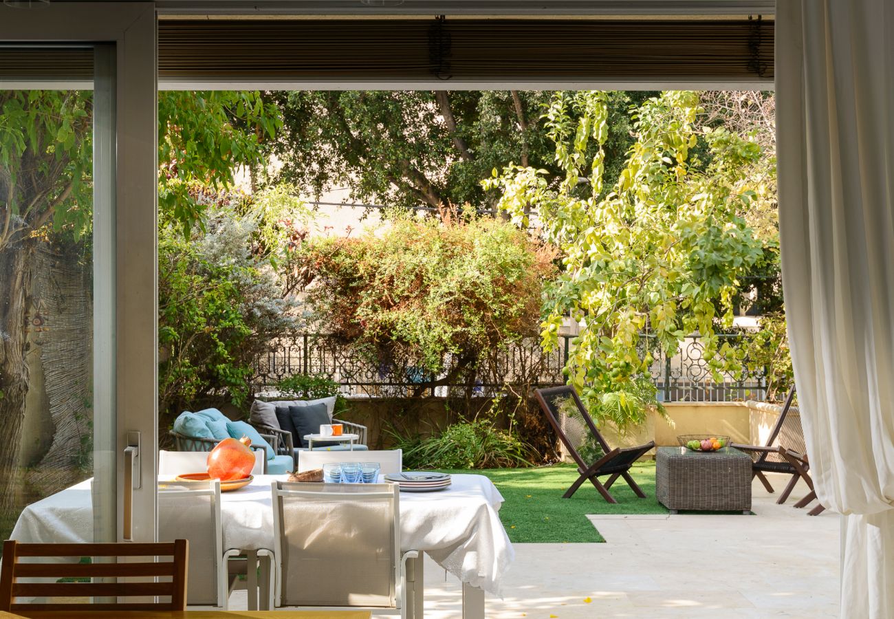 Villa in Ramat Gan - SHELTER in Villa Private Pool & Garden in the City by FeelHome