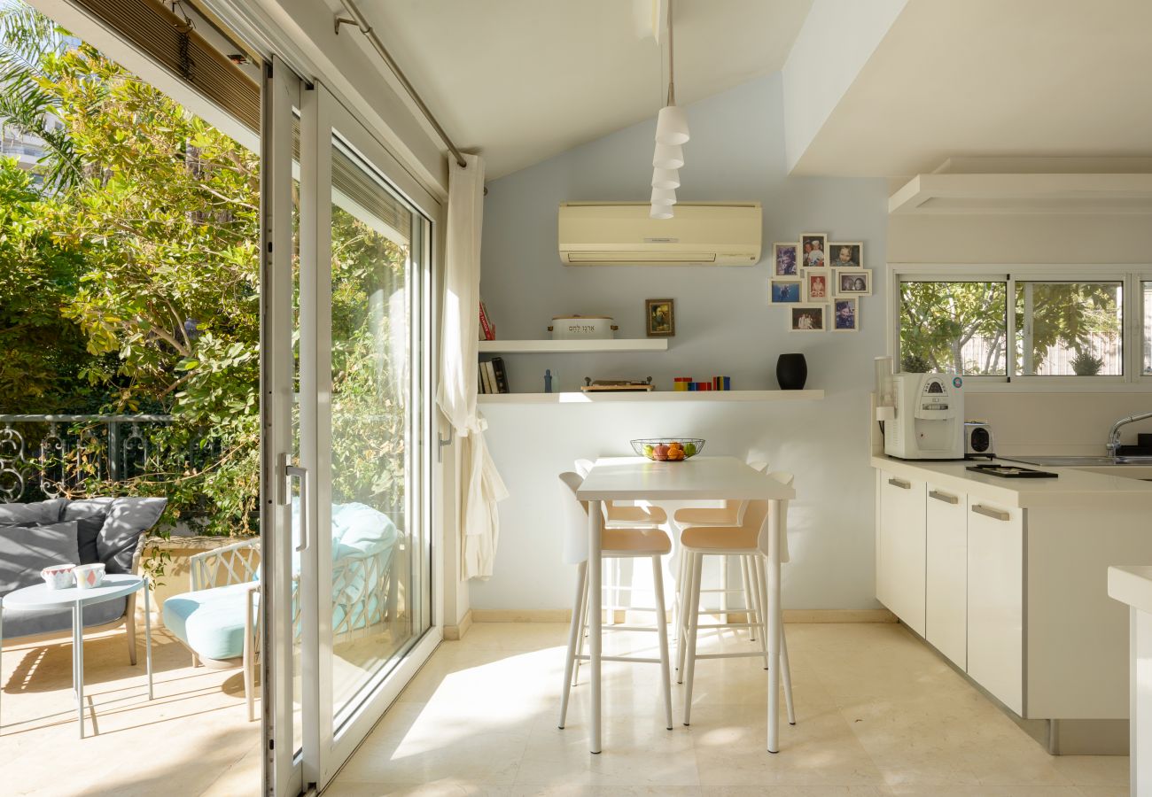 Villa in Ramat Gan - SHELTER in Villa Private Pool & Garden in the City by FeelHome