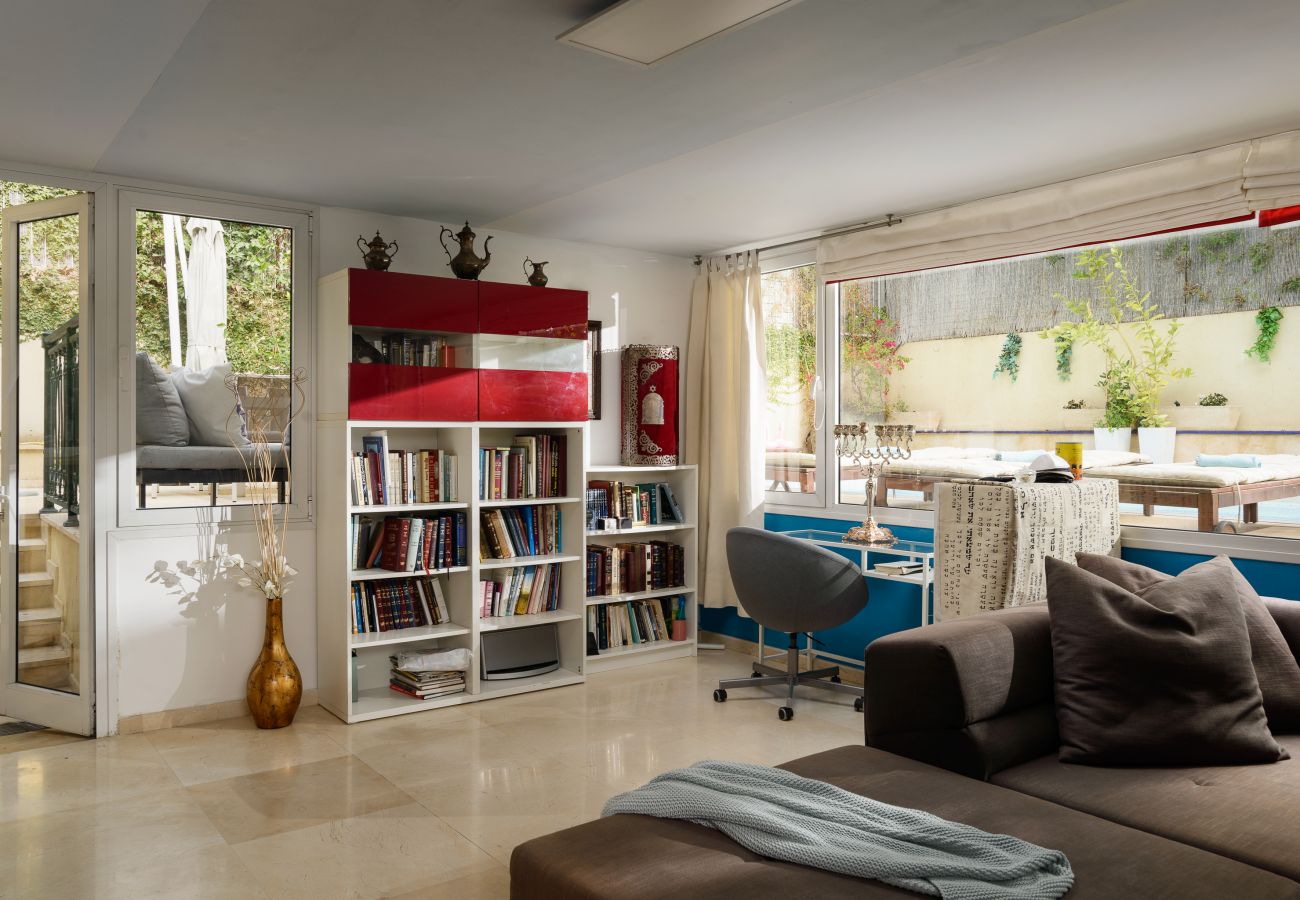 Villa in Ramat Gan - SHELTER in Villa Private Pool & Garden in the City by FeelHome