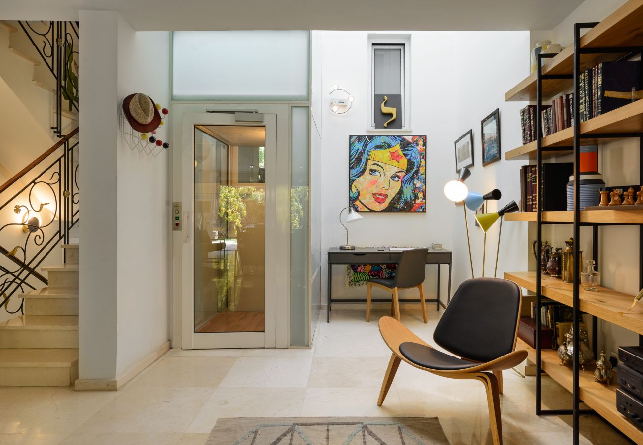 Villa in Ramat Gan - SHELTER in Villa Private Pool & Garden in the City by FeelHome