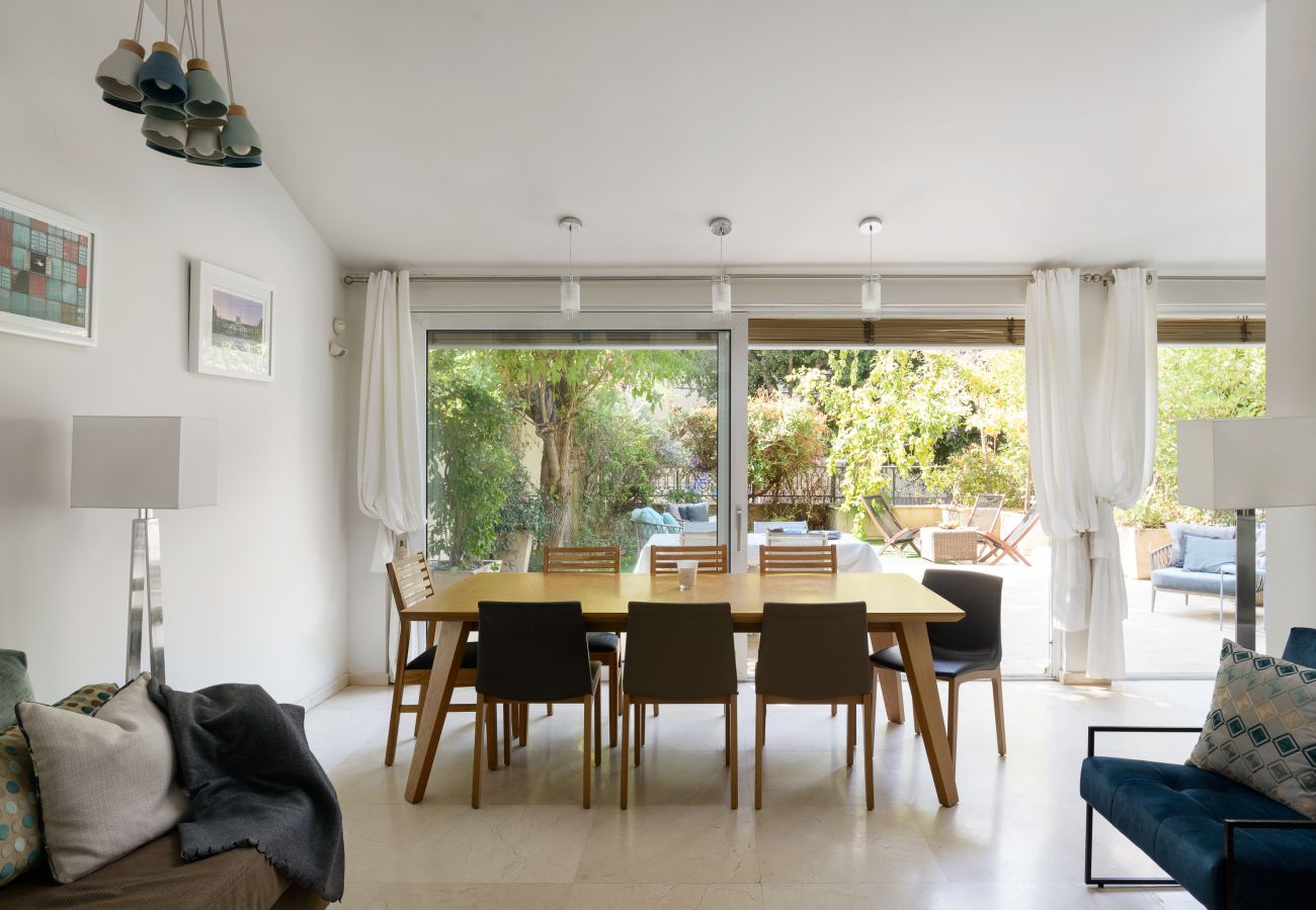 Villa in Ramat Gan - SHELTER in Villa Private Pool & Garden in the City by FeelHome