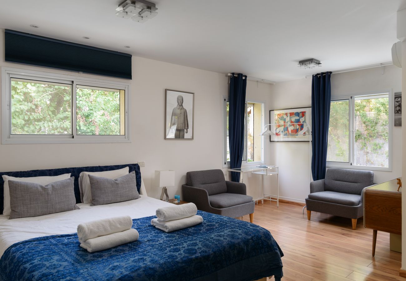 Villa in Ramat Gan - SHELTER in Villa Private Pool & Garden in the City by FeelHome