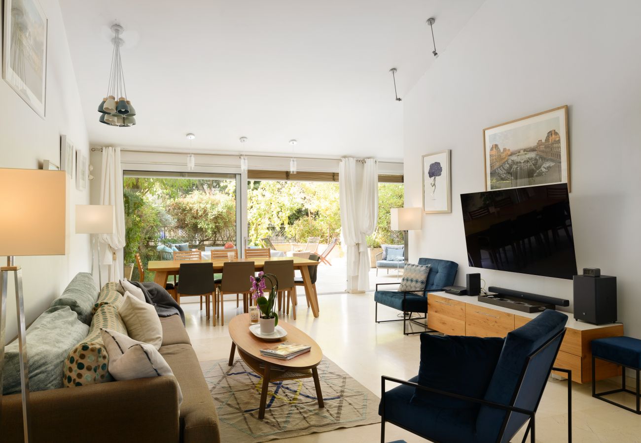 Villa in Ramat Gan - SHELTER in Villa Private Pool & Garden in the City by FeelHome