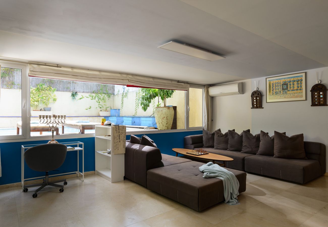 Villa in Ramat Gan - SHELTER in Villa Private Pool & Garden in the City by FeelHome