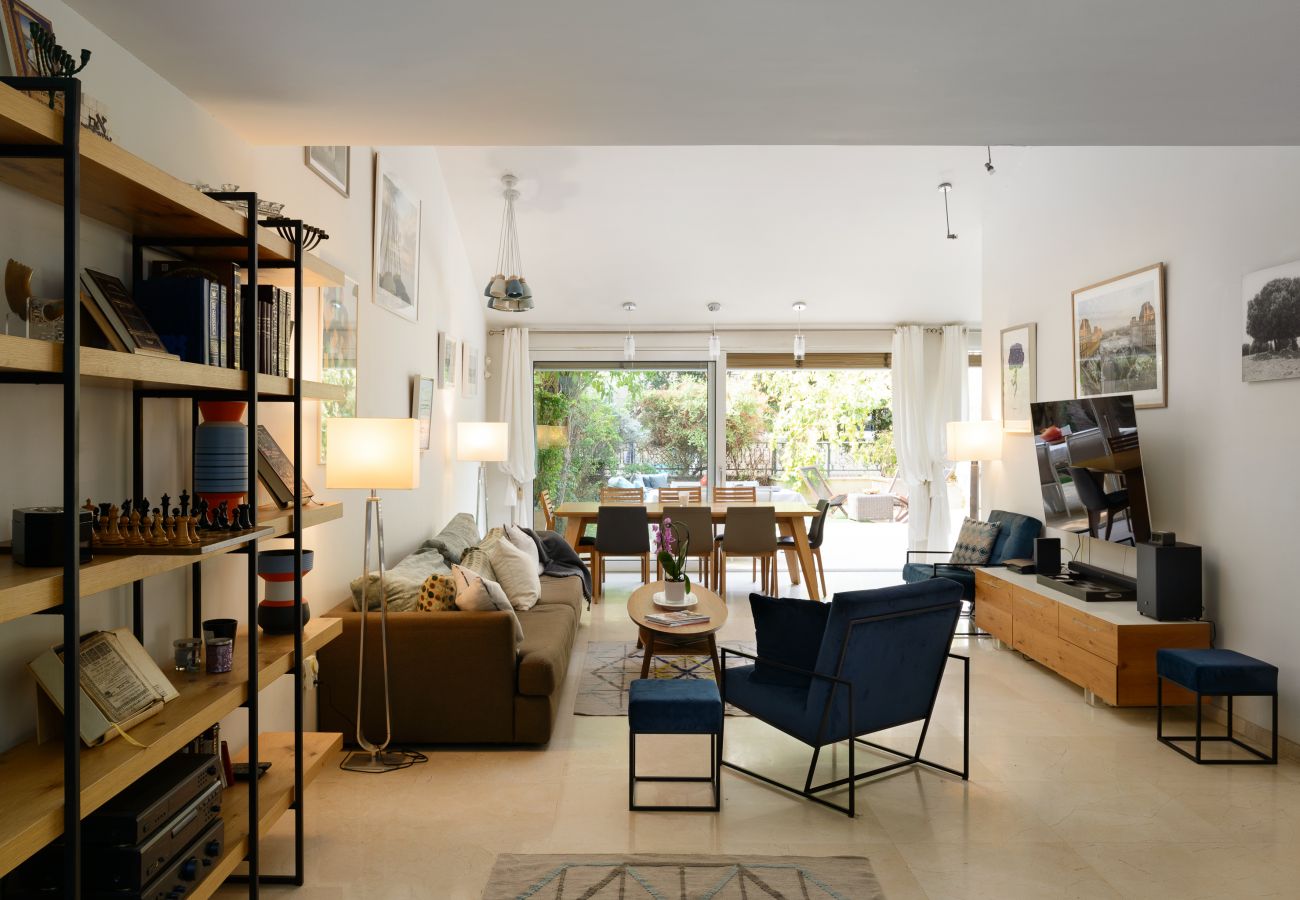 Villa in Ramat Gan - SHELTER in Villa Private Pool & Garden in the City by FeelHome