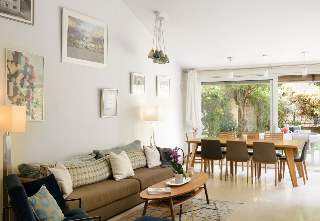 Villa in Ramat Gan - SHELTER in Villa Private Pool & Garden in the City by FeelHome