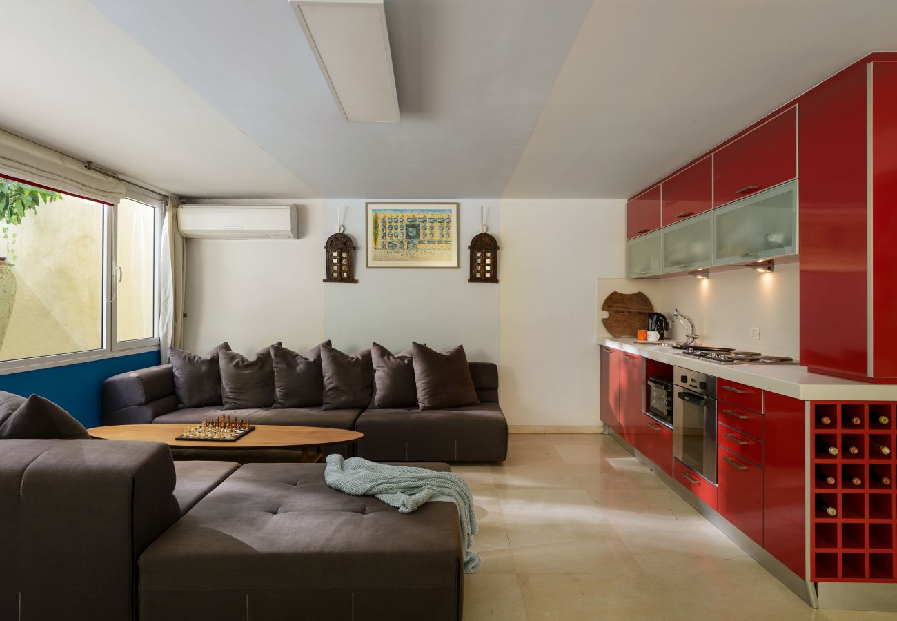 Villa in Ramat Gan - Villa with Private Pool & Garden in the City by FeelHome