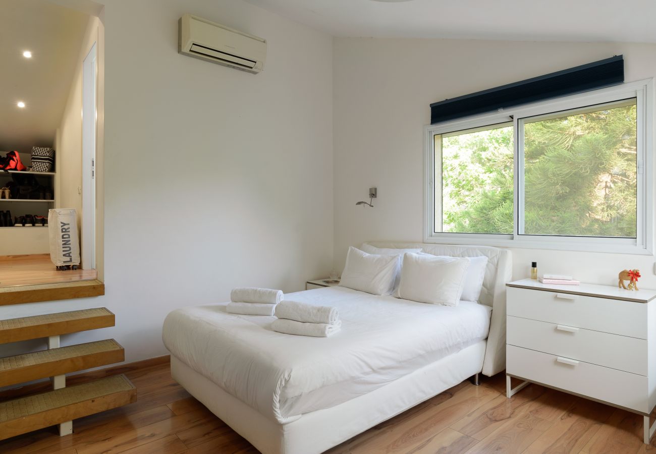 Villa in Ramat Gan - SHELTER in Villa Private Pool & Garden in the City by FeelHome