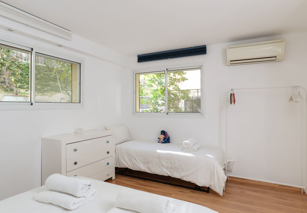 Villa in Ramat Gan - SHELTER in Villa Private Pool & Garden in the City by FeelHome