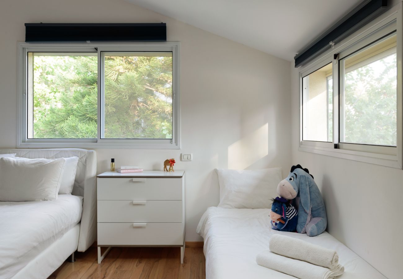Villa in Ramat Gan - SHELTER in Villa Private Pool & Garden in the City by FeelHome