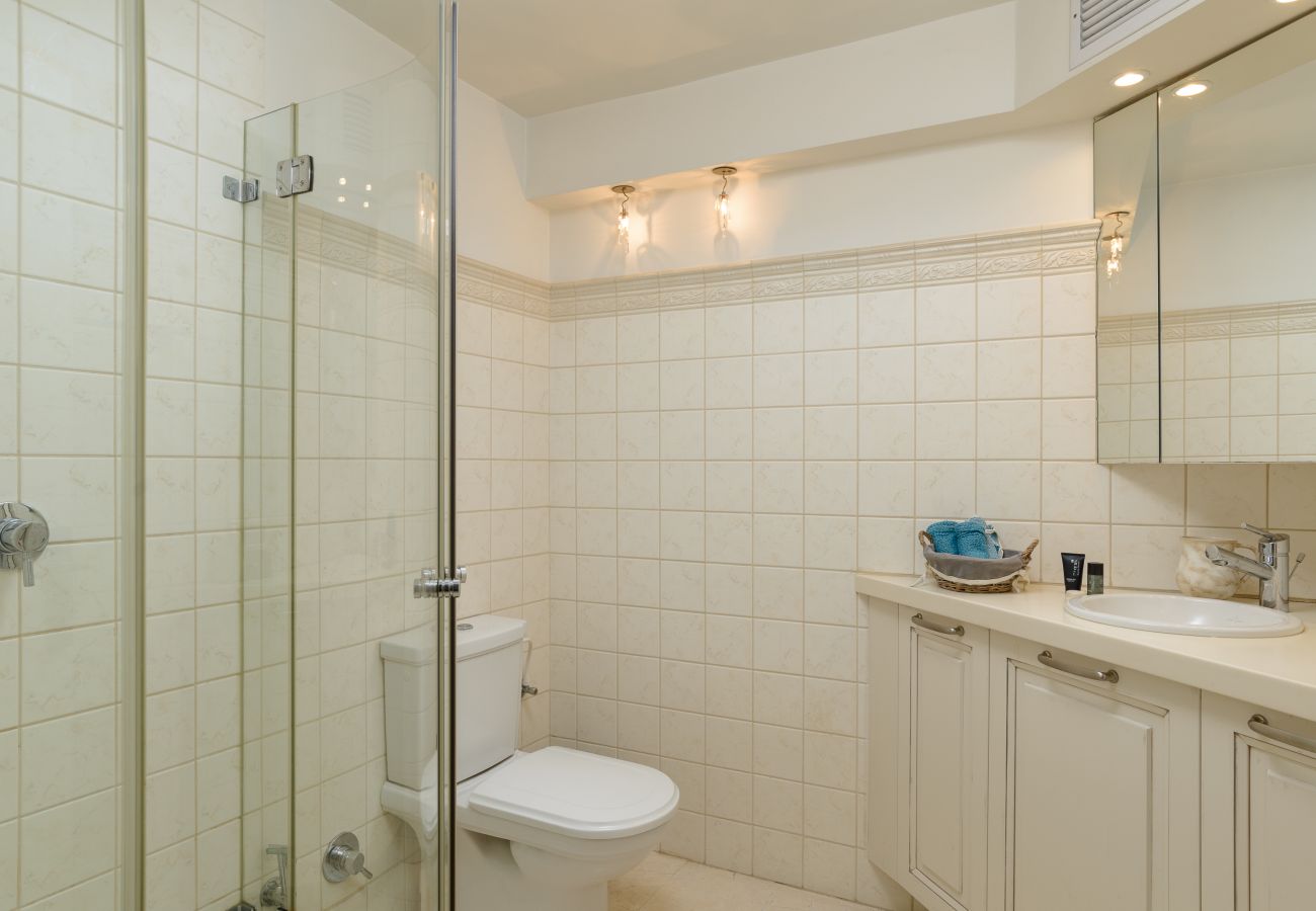 Villa in Ramat Gan - SHELTER in Villa Private Pool & Garden in the City by FeelHome