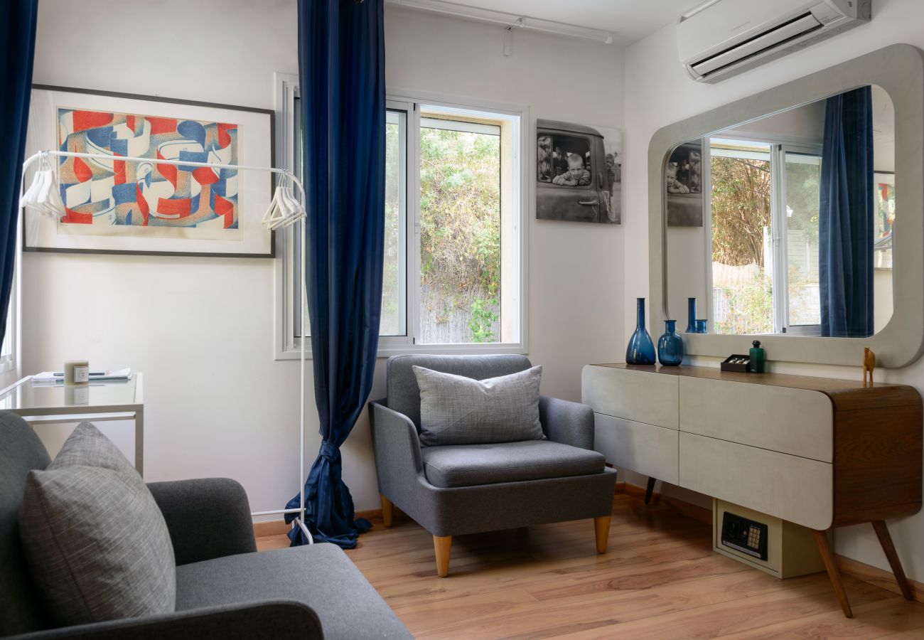 Villa in Ramat Gan - SHELTER in Villa Private Pool & Garden in the City by FeelHome