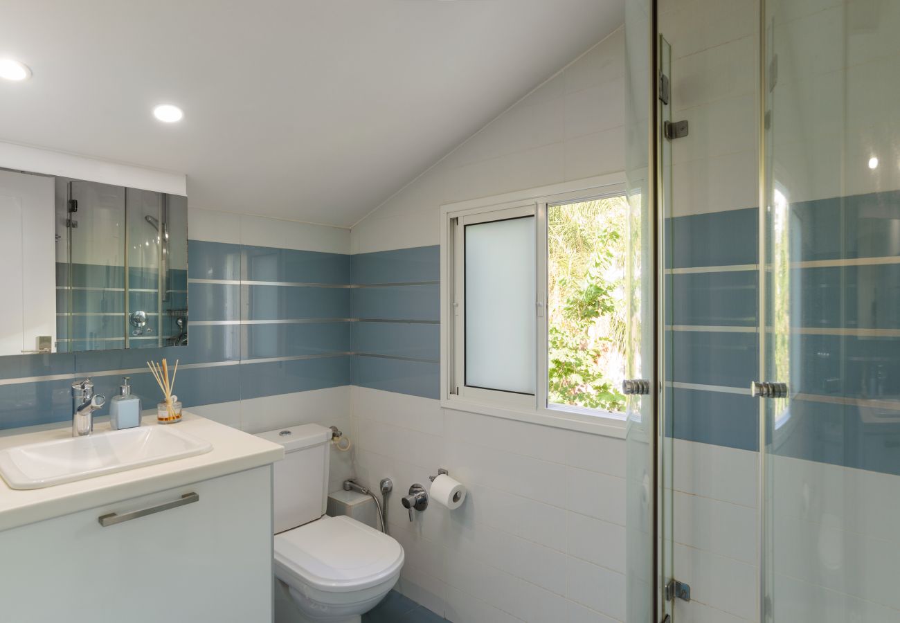 Villa in Ramat Gan - SHELTER in Villa Private Pool & Garden in the City by FeelHome