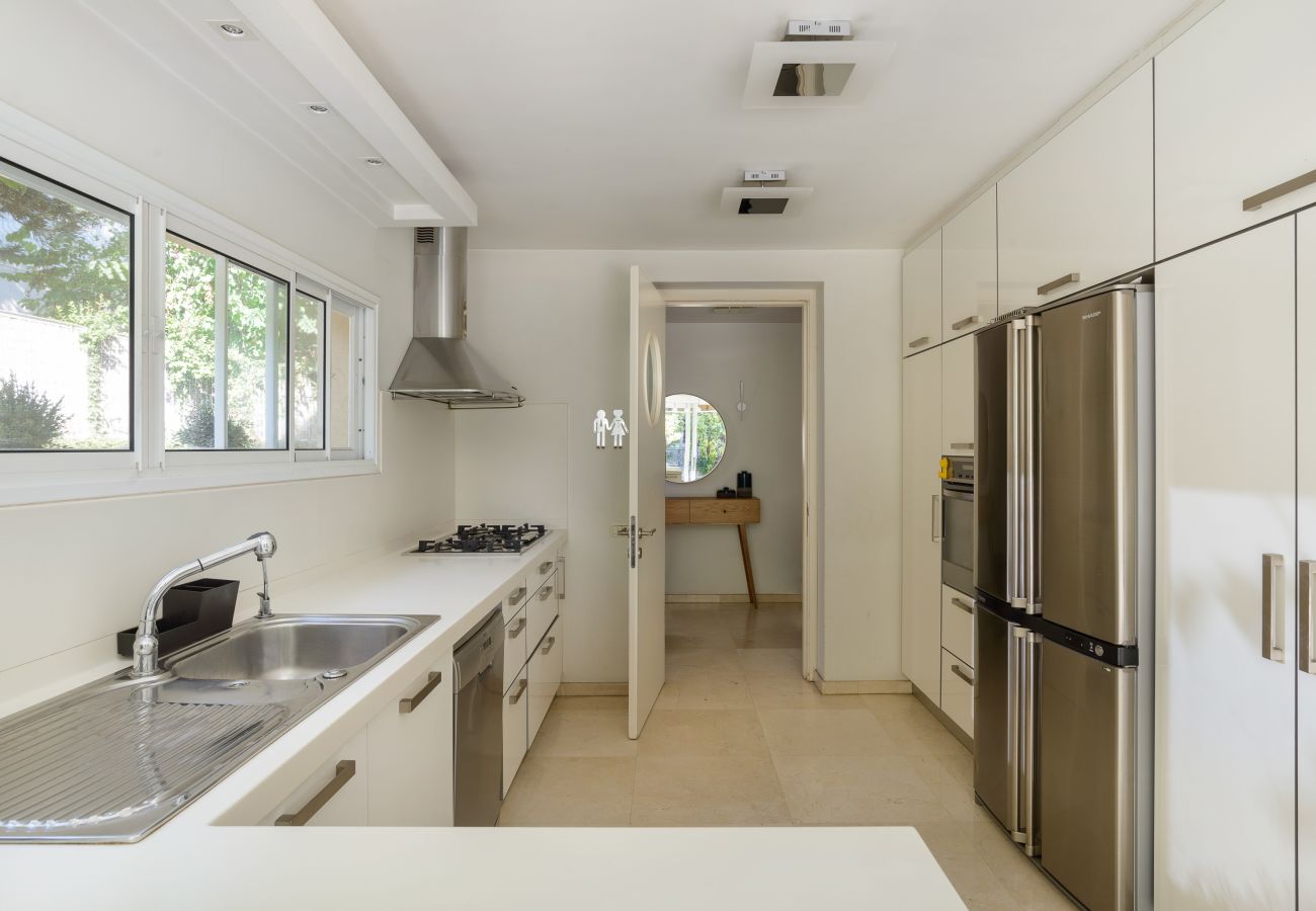 Villa in Ramat Gan - SHELTER in Villa Private Pool & Garden in the City by FeelHome