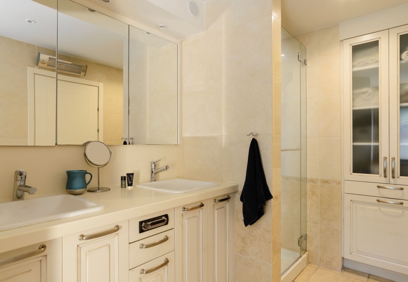 Villa in Ramat Gan - SHELTER in Villa Private Pool & Garden in the City by FeelHome