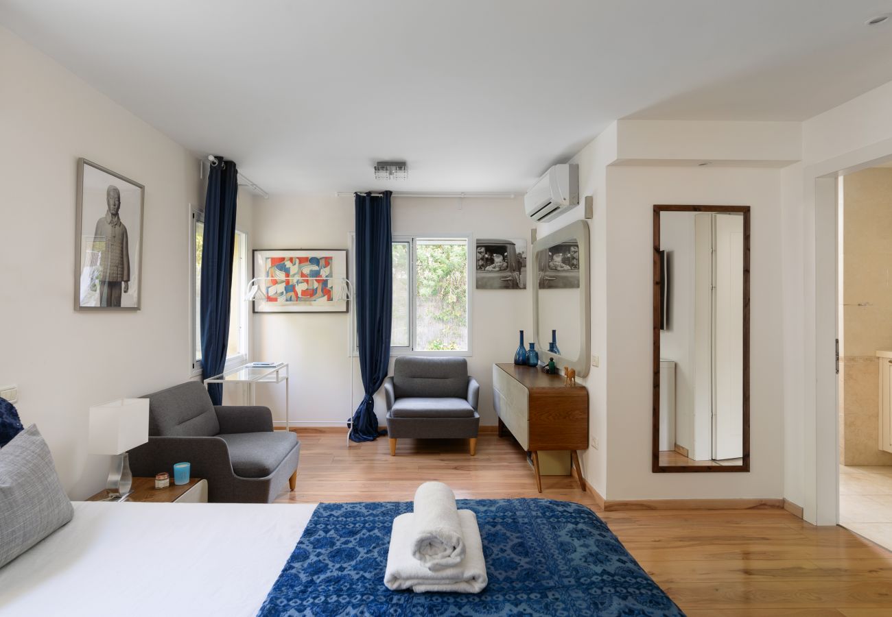 Villa in Ramat Gan - SHELTER in Villa Private Pool & Garden in the City by FeelHome