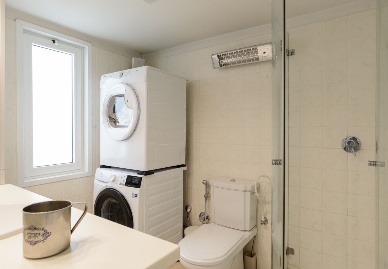 Villa in Ramat Gan - SHELTER in Villa Private Pool & Garden in the City by FeelHome