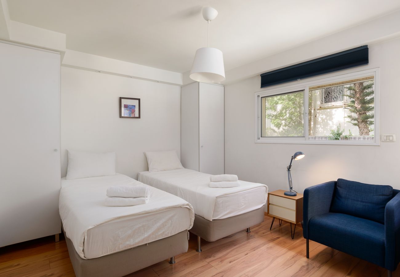 Villa in Ramat Gan - SHELTER in Villa Private Pool & Garden in the City by FeelHome