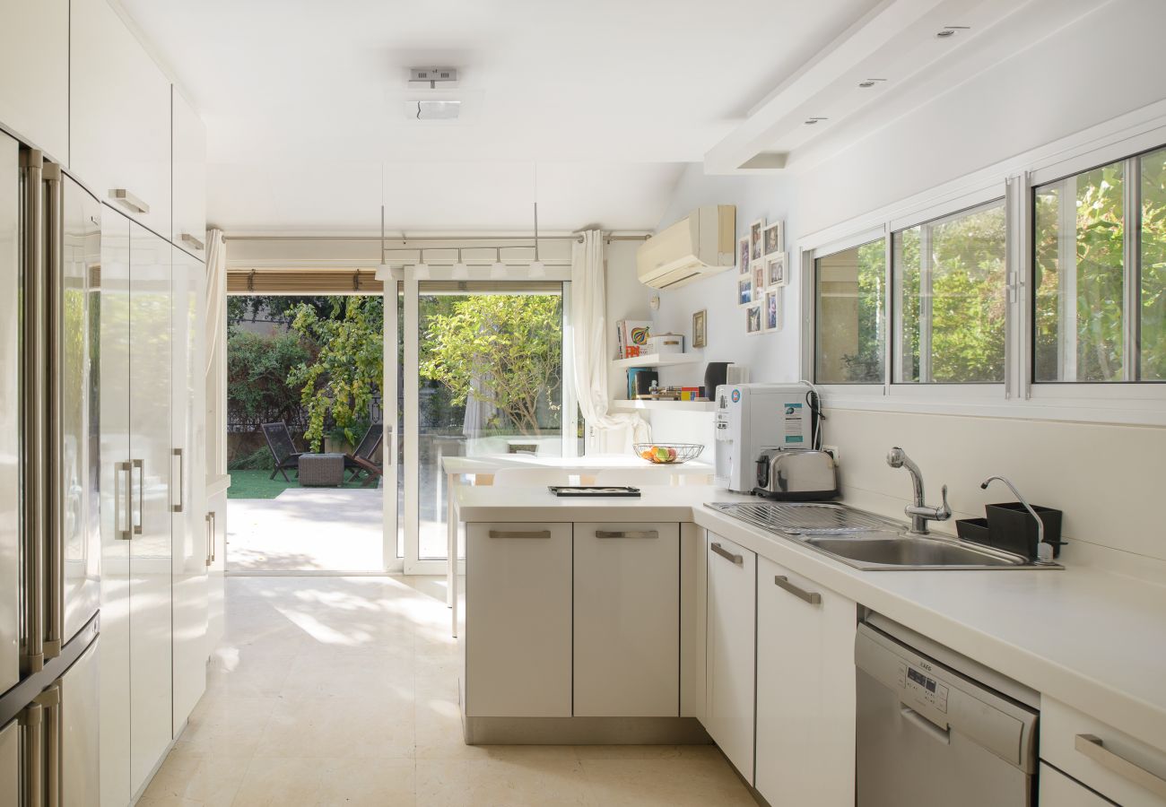 Villa in Ramat Gan - SHELTER in Villa Private Pool & Garden in the City by FeelHome