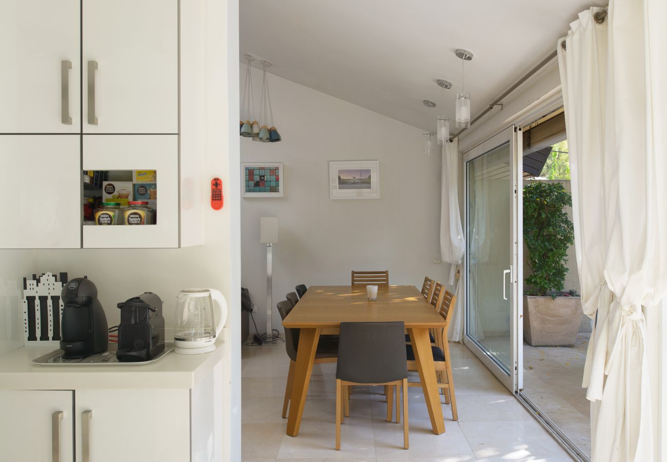 Villa in Ramat Gan - SHELTER in Villa Private Pool & Garden in the City by FeelHome