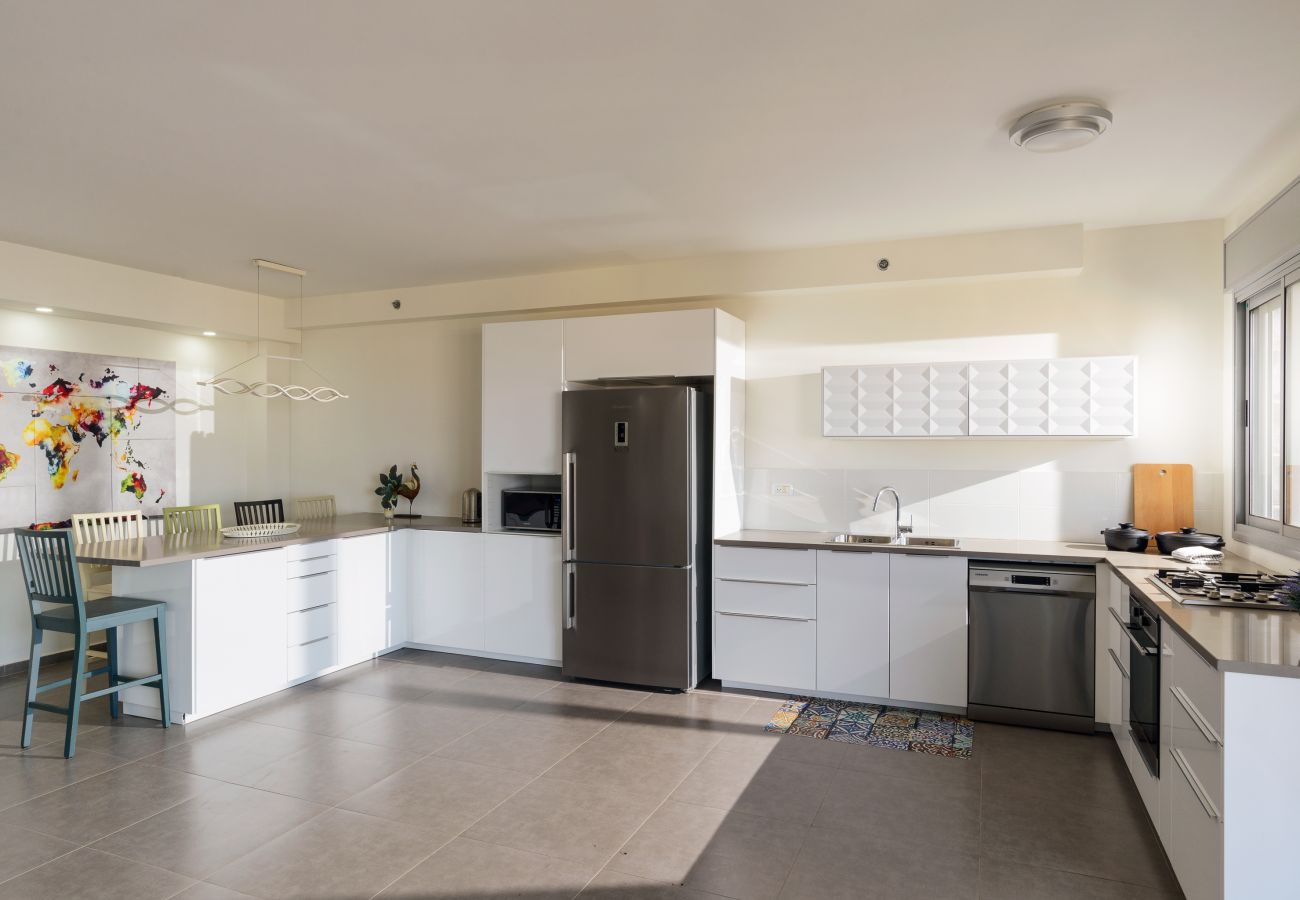Apartment in Holon - Deluxe Apt & Terrace with City Overview by FeelHome