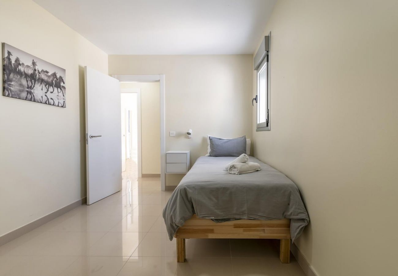 Apartment in Las Palmas de Gran Canaria - Nuevos Lightbooking Livian Suites Las Palmas 4 B 