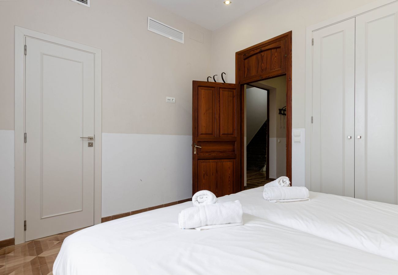 House in Llubi - YourHouse Can Bombarda, spacious villa with private pool