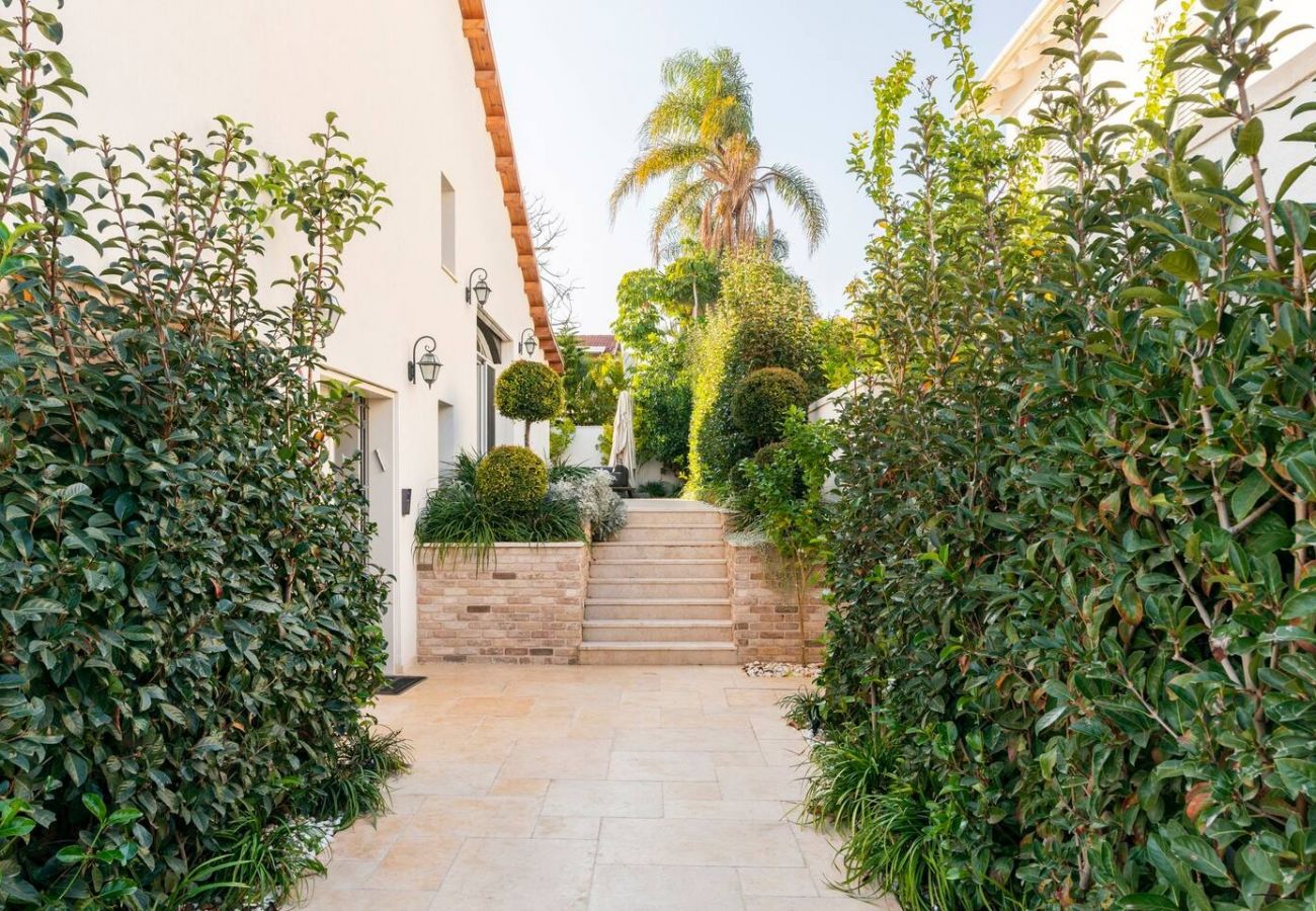 Villa in Herzliya - Executive Villa & Garden in Herzliya by FeelHome
