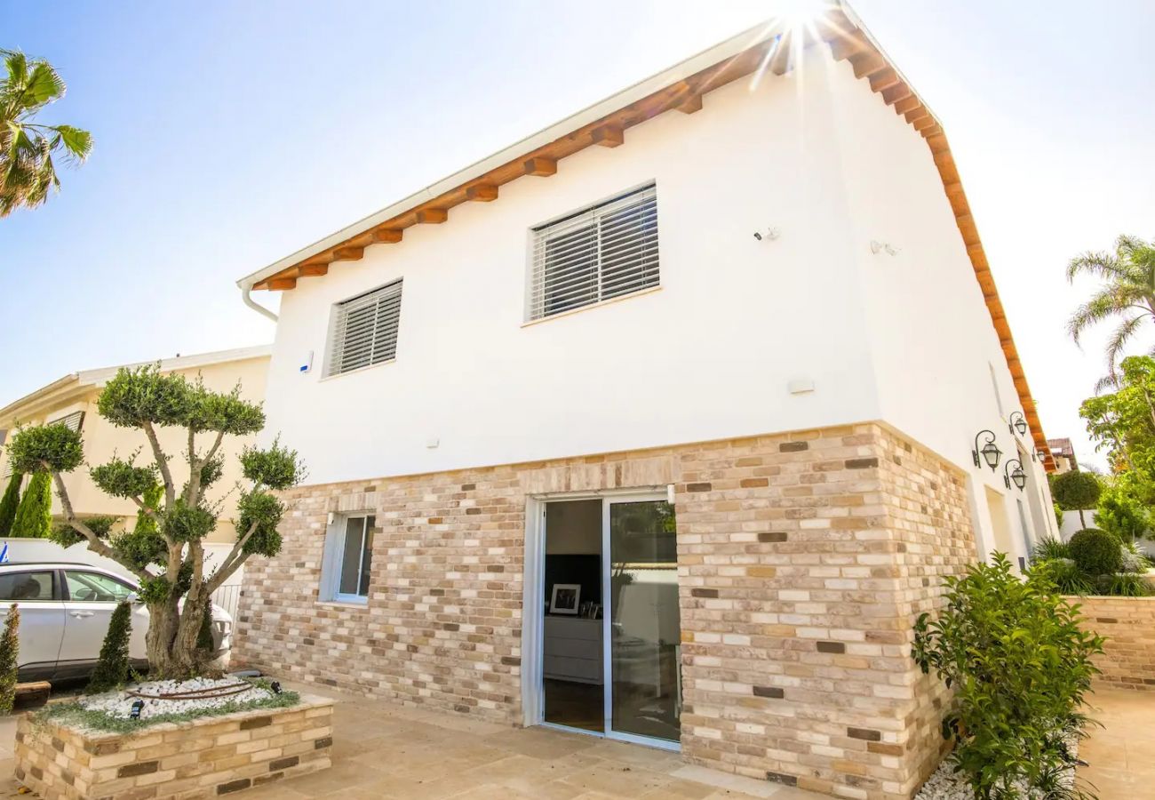 Villa in Herzliya - Executive Villa & Garden in Herzliya by FeelHome