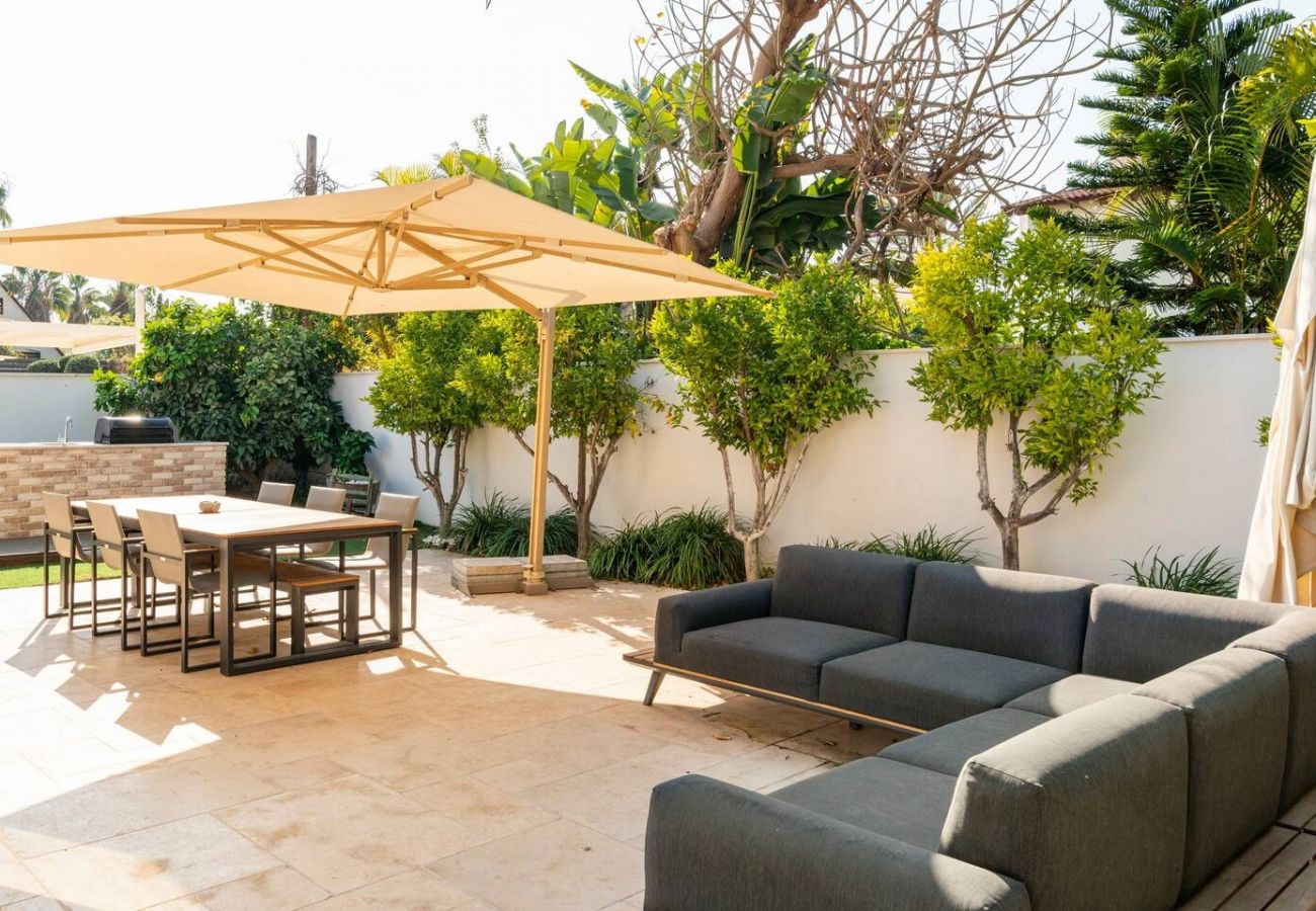 Villa in Herzliya - Executive Villa & Garden in Herzliya by FeelHome
