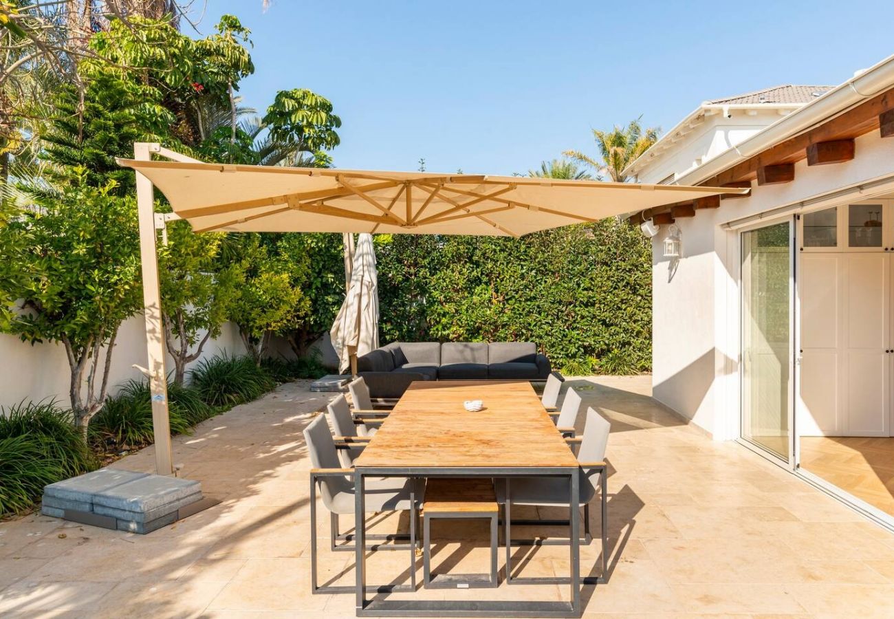 Villa in Herzliya - Executive Villa & Garden in Herzliya by FeelHome