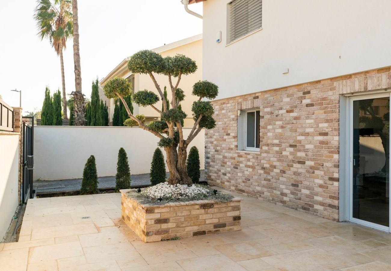 Villa in Herzliya - Executive Villa & Garden in Herzliya by FeelHome