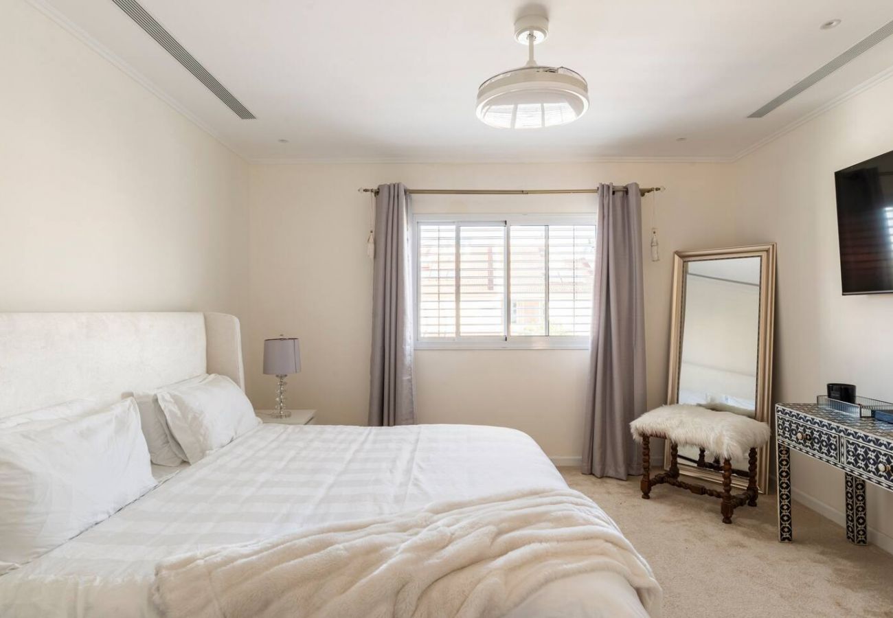 Villa in Herzliya - Executive Villa & Garden in Herzliya by FeelHome