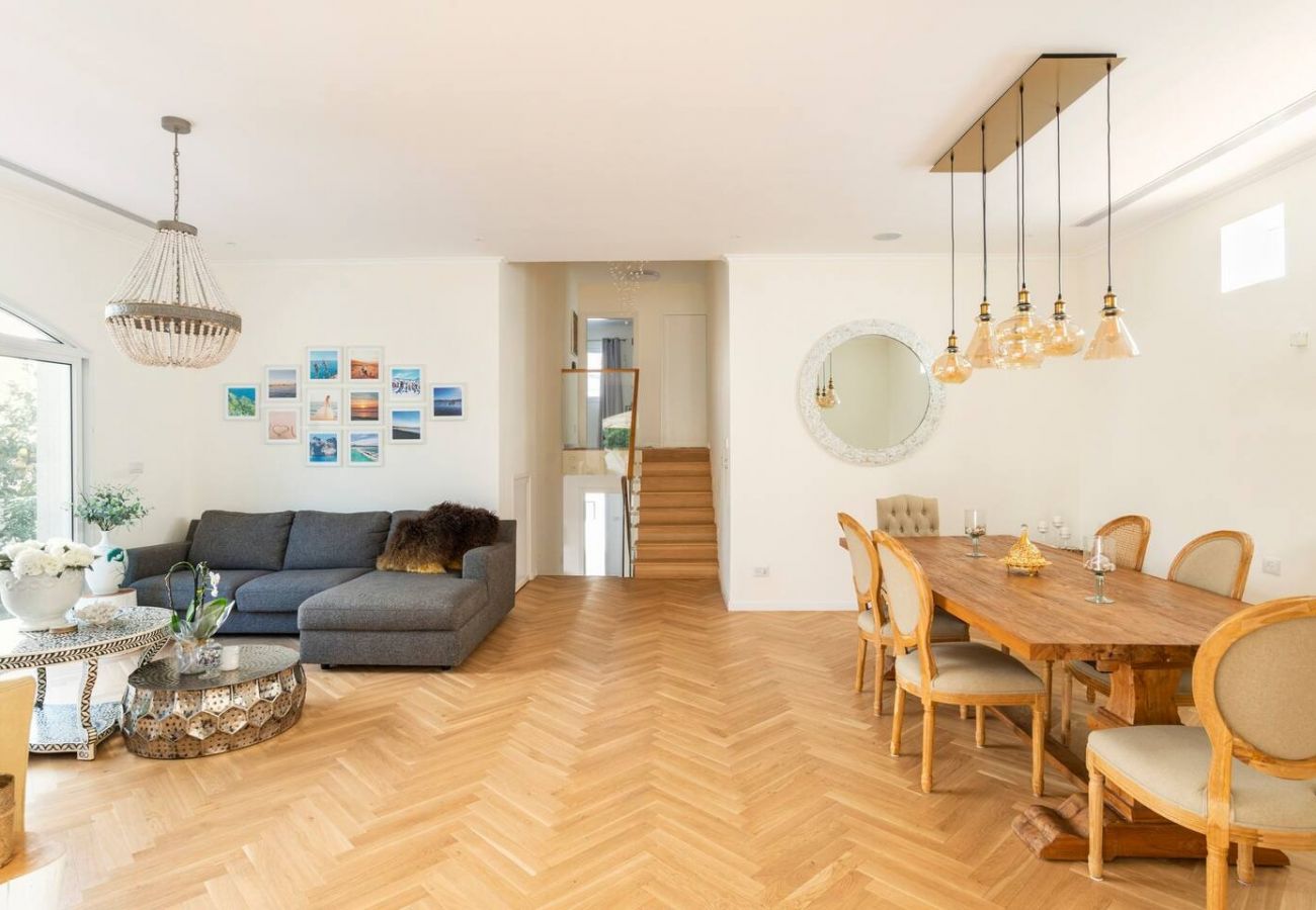 Villa in Herzliya - Executive Villa & Garden in Herzliya by FeelHome