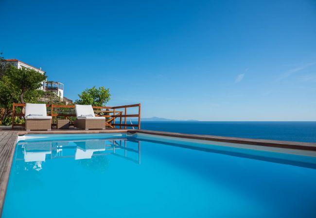 Villa/Dettached house in Maiori - Luxury Villa Vittoria- Villa with garden, swimming pool and jacuzzi overlooking the sea