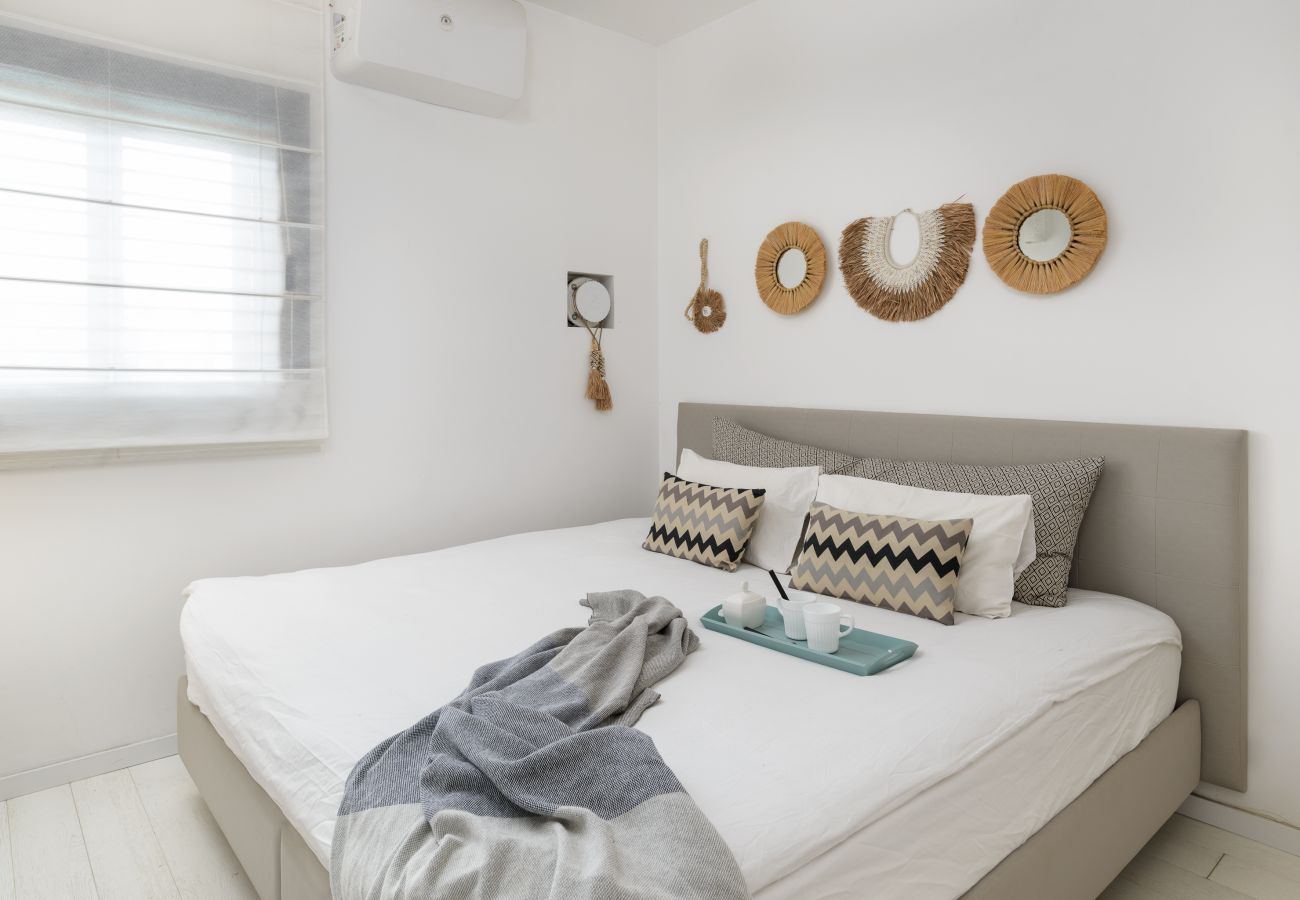 Apartment in Tel Aviv - Jaffa - Bright & Chic Condo with Pool & Unique View by FeelHome