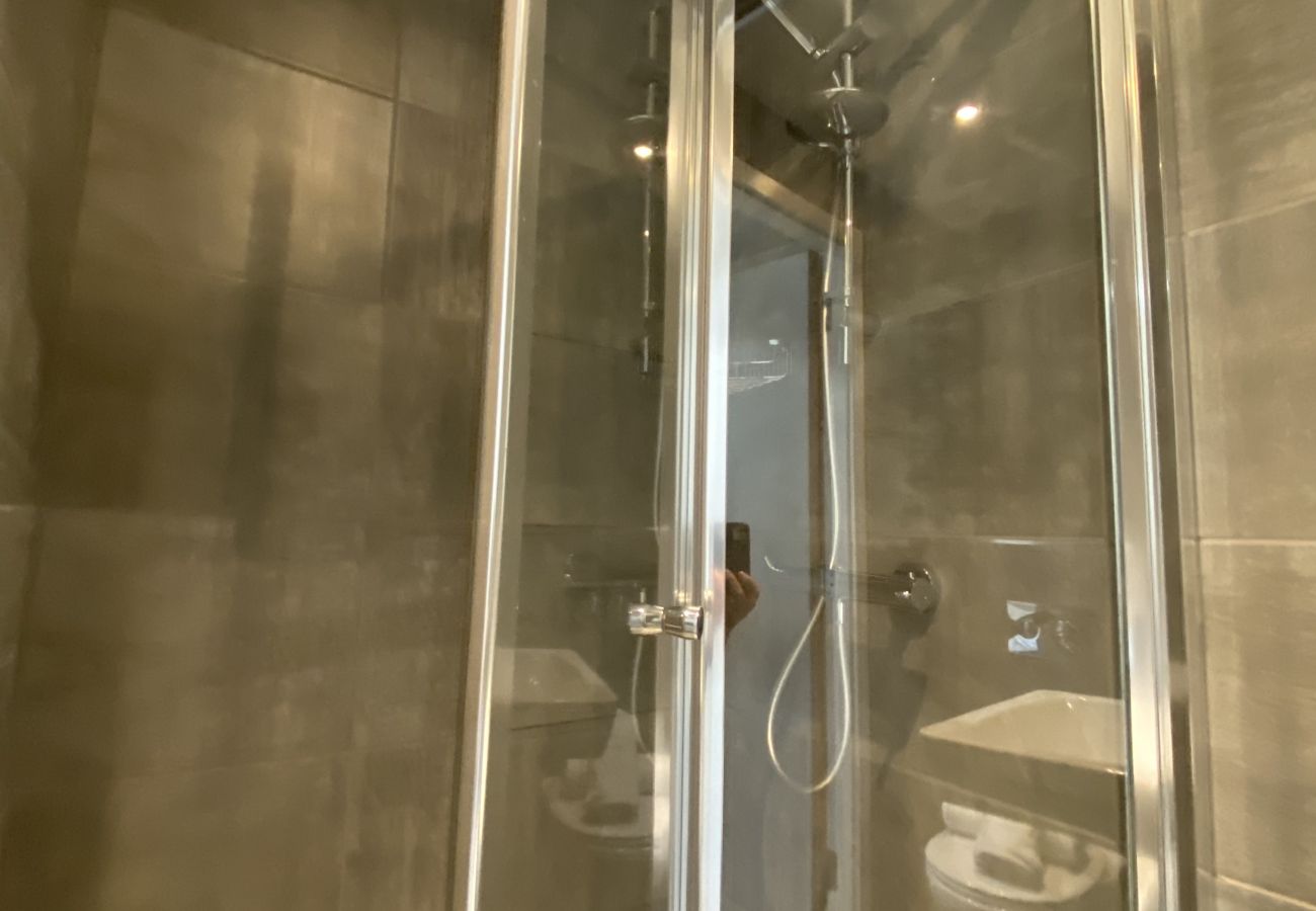 Rent by room in Galway City - Double Bed En Suite Eyre Sq